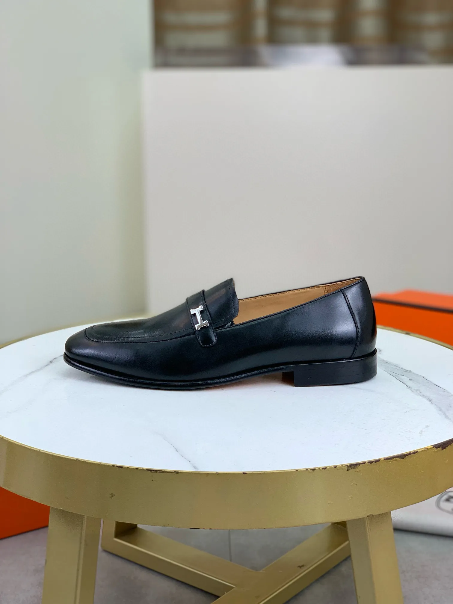 Factory price P960 💰Top version 💎💎💎 Original leather outsole Brand: Hermès (Hermès) Standard code: Men's size 39-44 (38, 45 can be customized) Grade: Same as the official website Original quality materials: Original soft calfskin Water-dyed cowhide lining Original Italian leather outsole Style categories: Men's fashion Formal casual leather shoes Slip-on men's shoes series Young fashion European and American trends, British style, colors: multiple options, counter packaging